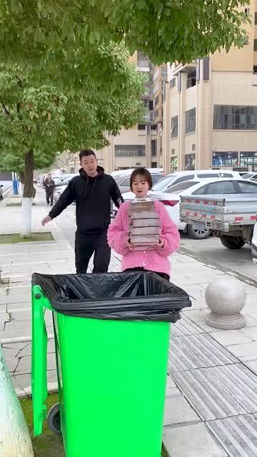 喜欢种花和种菜的,就用这样的椰砖吧 营养丰富而且方便好用